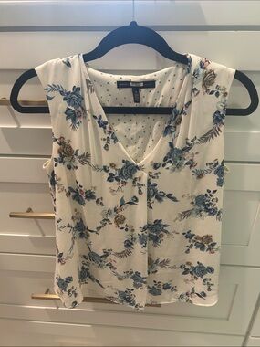 White House Black Market Cream Sleeveless V-Neck Floral Blouse